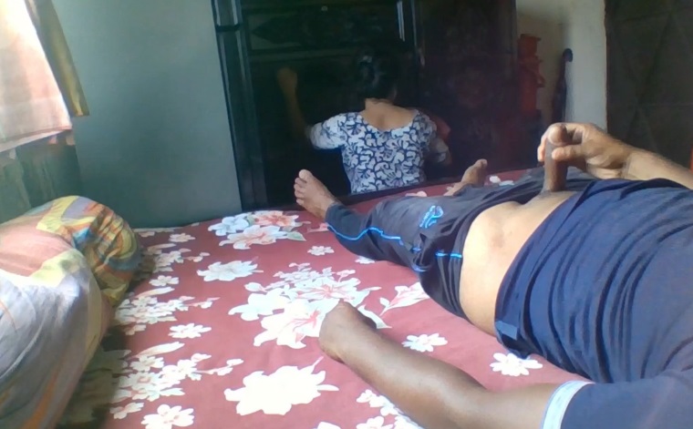 Jakol mode sa harap ng katulong na naglilinis