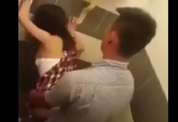 Sa CR ng Mall ba naman Maisipan Mag Quickie Talaga Mabobosohan kayo nyan