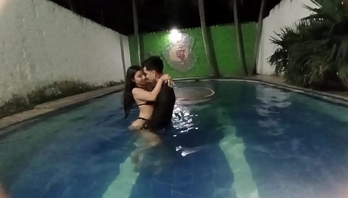 Pagkatapos magtampisaw sa pool kinantot ang stepsister